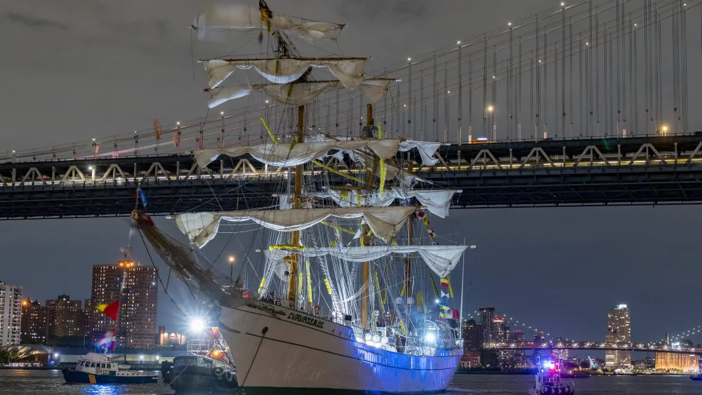 at-least-two-seriously-injured-after-the-cuauhtemoc-sailboat-collided-with-the-brooklyn-bridge