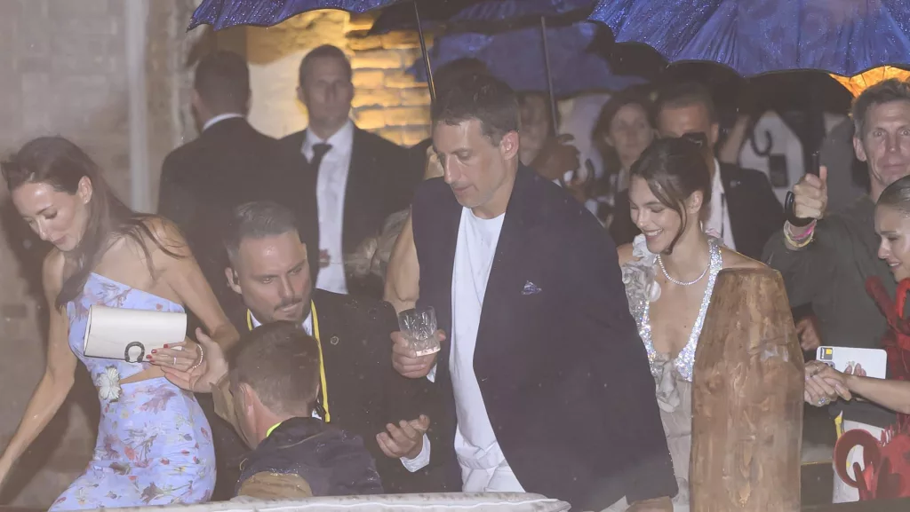 jeff-bezos-and-lauren-sanchez-weddingparty-26th-june-exitscampo-della-madonna-dellortovenice-italy