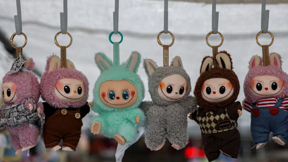 counterfeit-labubu-dolls-are-displayed-by-a-street-vendor-in-new-york-city