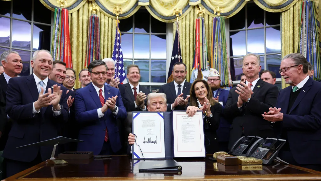 u-s-president-trump-signs-the-funding-bill-to-end-the-government-shutdown-in-washington-d-c