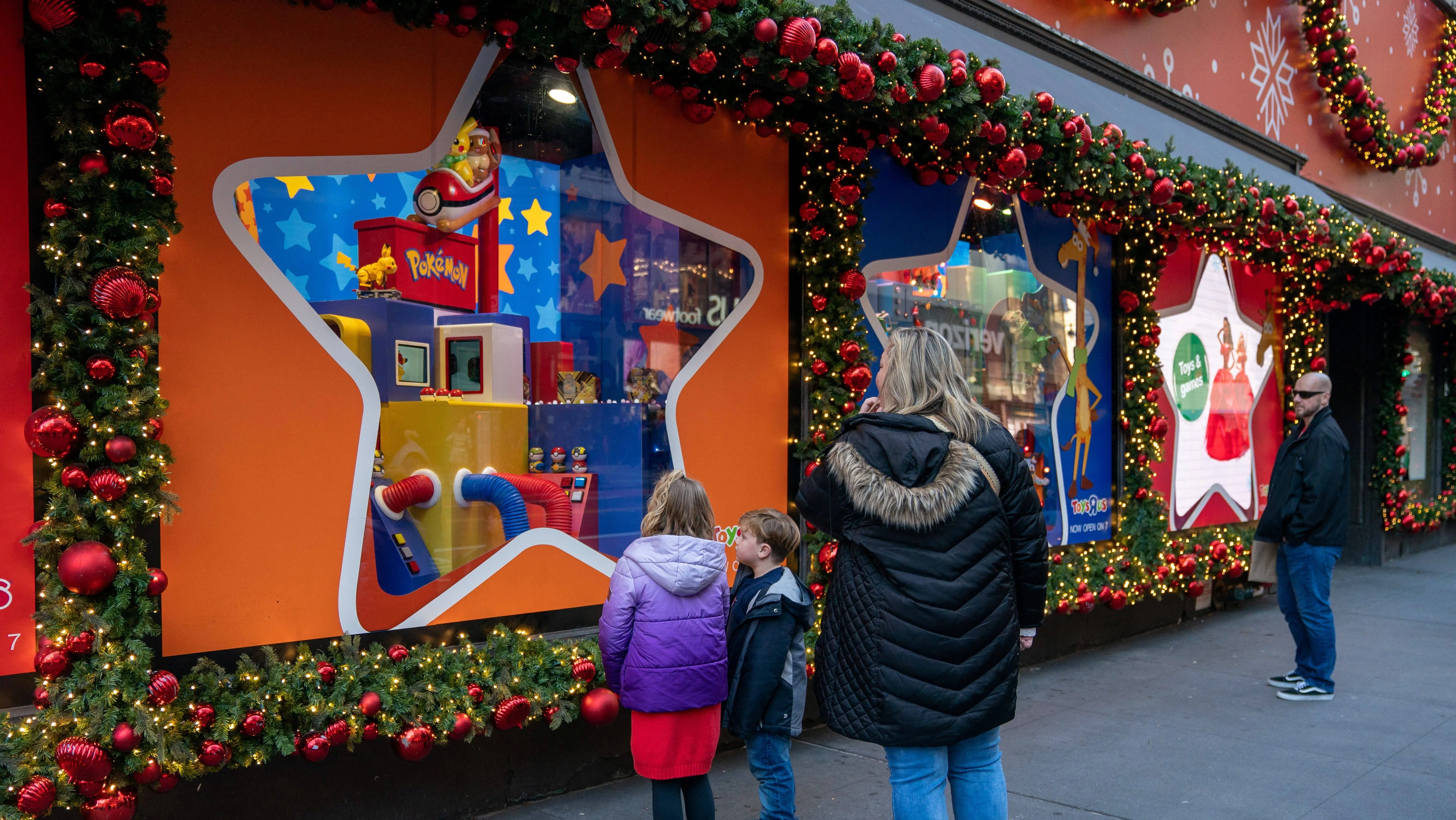 people-look-at-macys-holiday-window-display-in-new-york