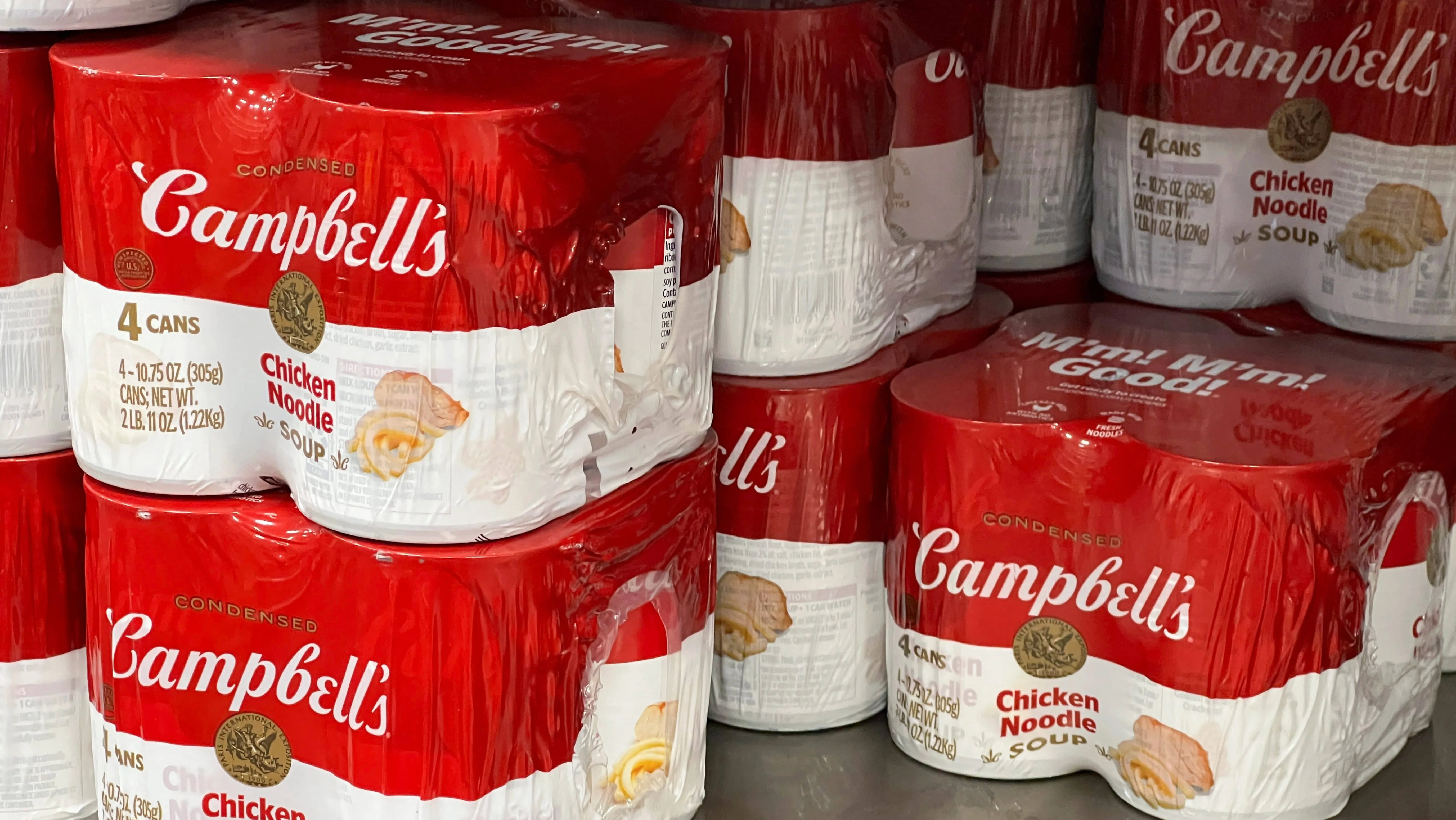 cans-of-campbells-chicken-noodle-soup-line-a-supermarket-shelf-in-bellingham