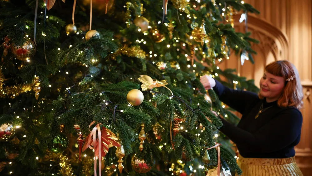 festive-decorations-at-windsor-castle