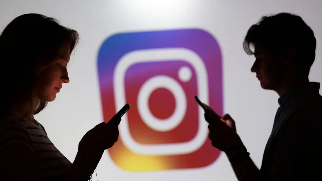 illustration-shows-teenagers-pose-for-a-photo-while-holding-smartphones-in-front-of-a-instagram-logo