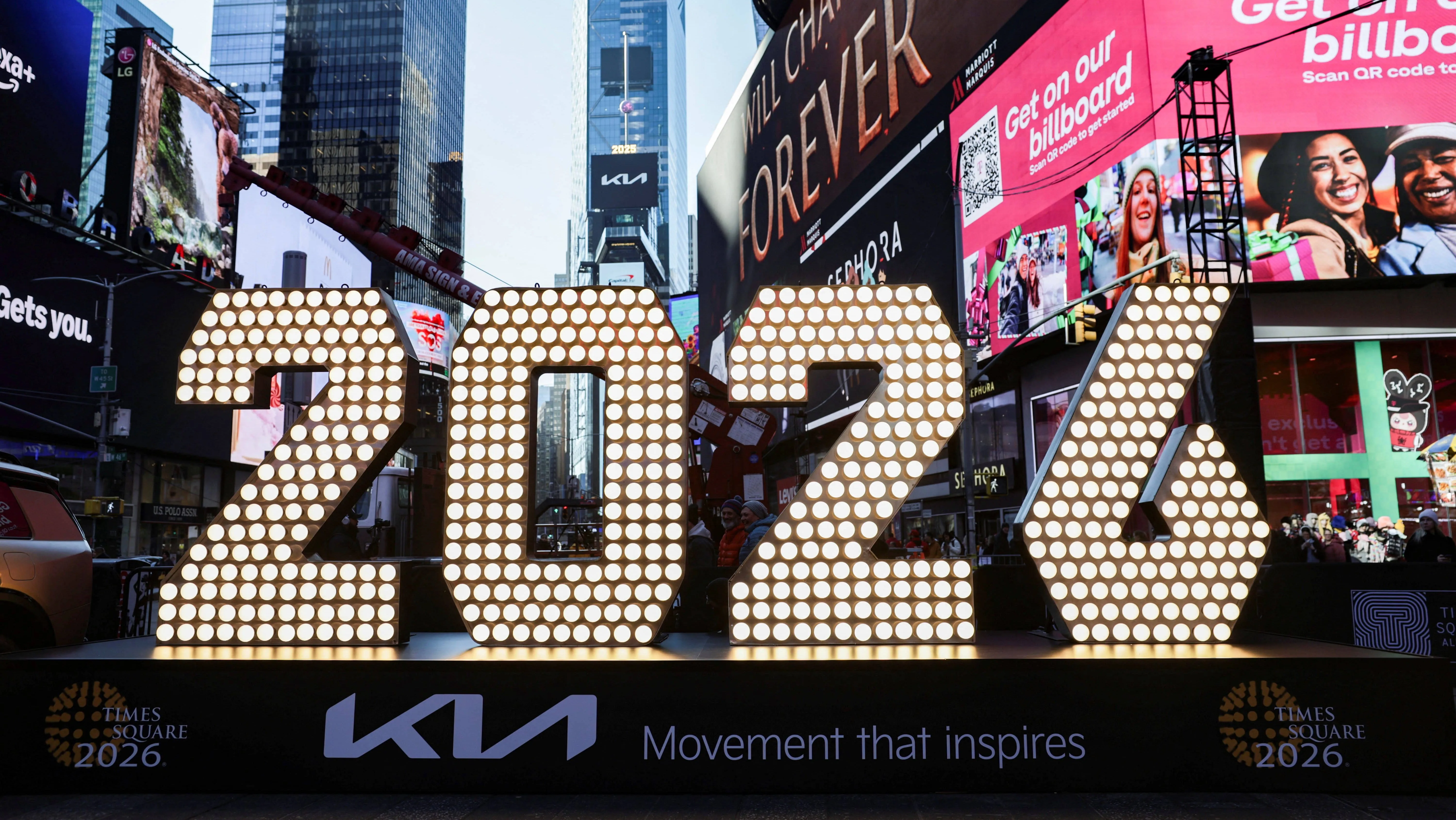 the-numerals-2026-arrive-for-the-new-years-eve-celebrations-in-times-square-new-york-city