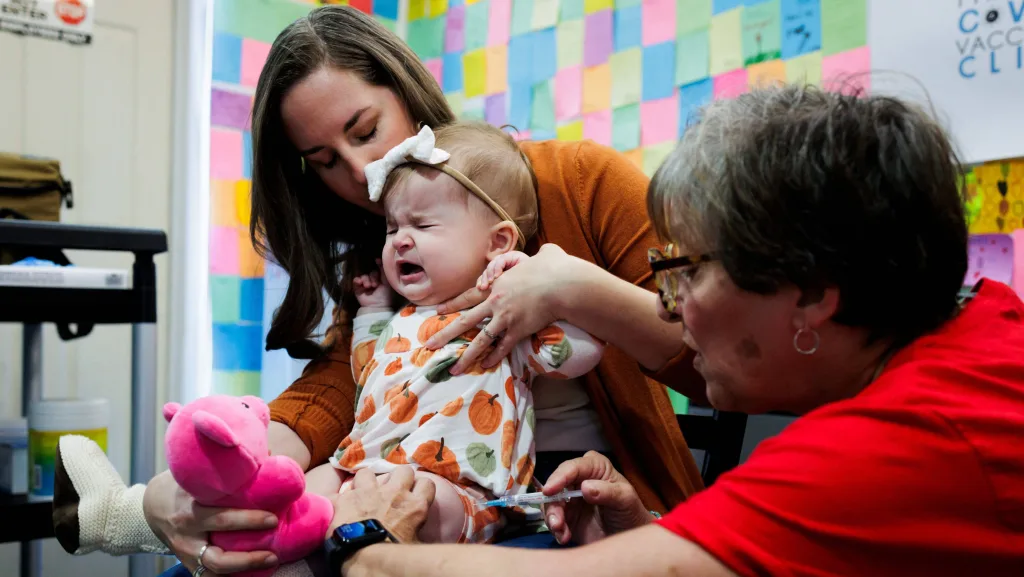 kids-receive-moderna-spikevax-covid-19-vaccine-mrna-at-skippack-pharmacy-in-schwenksville