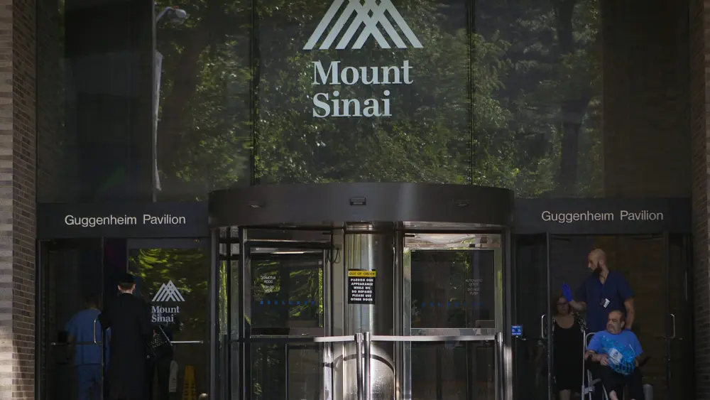people-enter-and-exit-mount-sinai-hospital-in-the-manhattan-borough-of-new-york