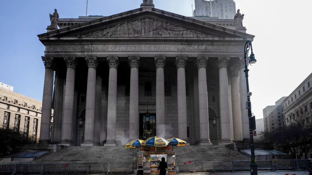 a-hot-dog-vendor-stands-outside-of-new-york-county-supreme-court