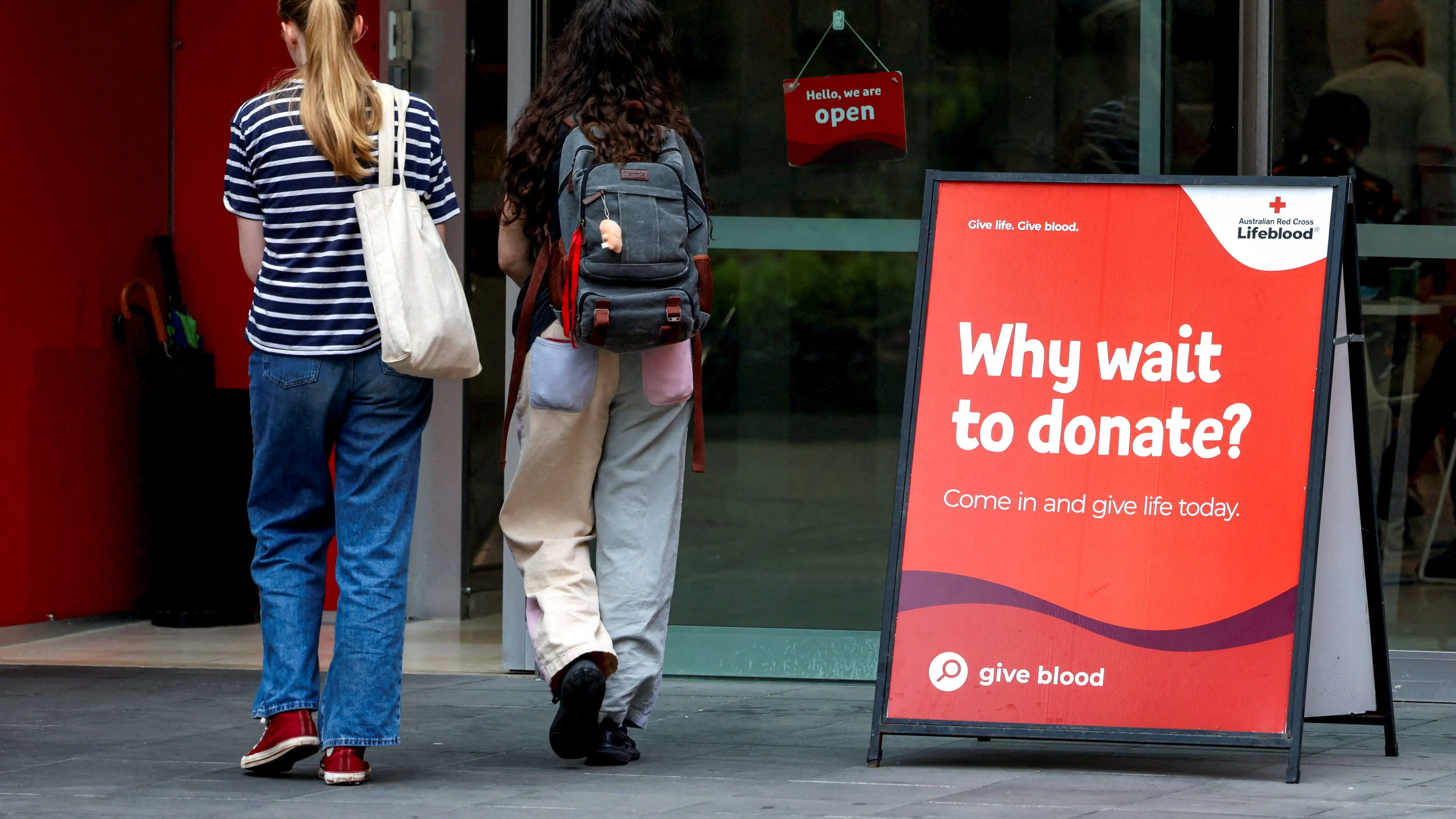 people-donate-blood-following-a-deadly-shooting-incident-during-a-jewish-holiday-celebration-at-bondi-beach-in-sydney