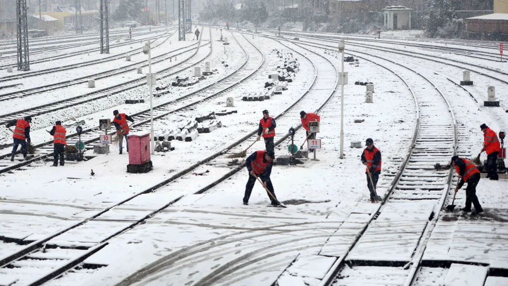 workers-remove-snow-from-railways-at-a-train-station-in-nanchang