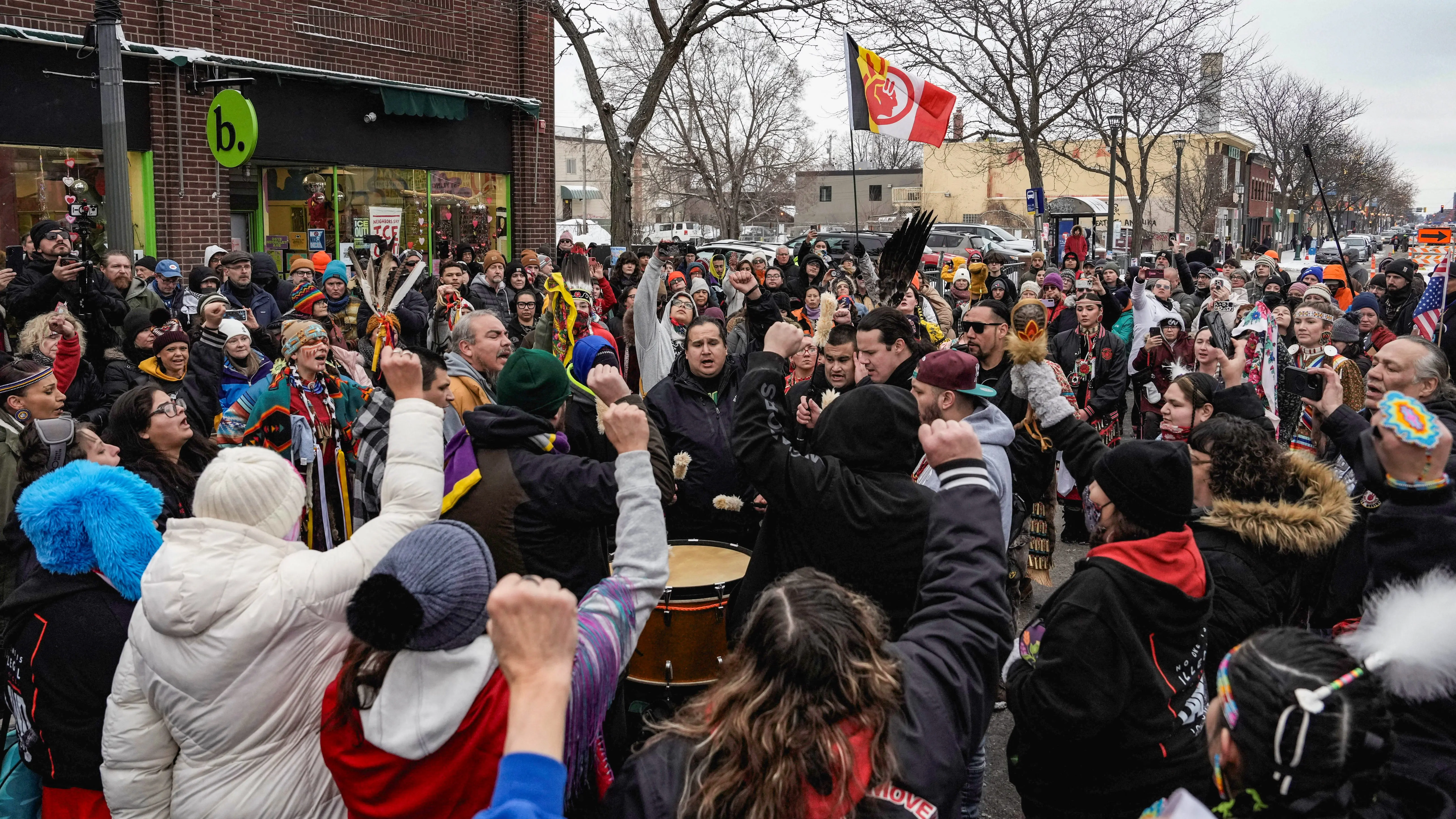 memorial-honouring-alex-pretti-and-renee-nicole-good-in-minneapolis
