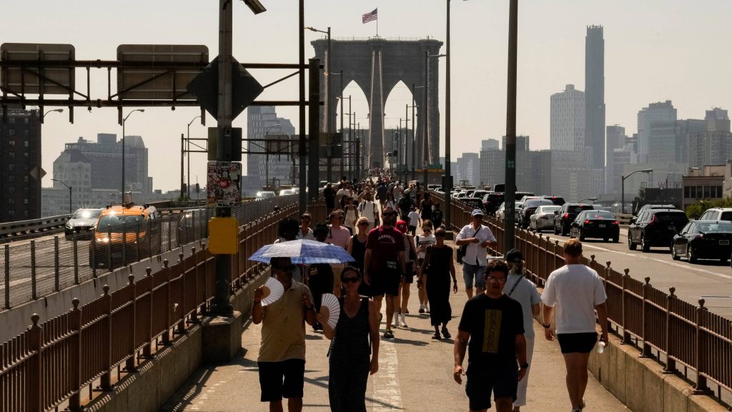 Trashy Scene at Brooklyn Bridge
