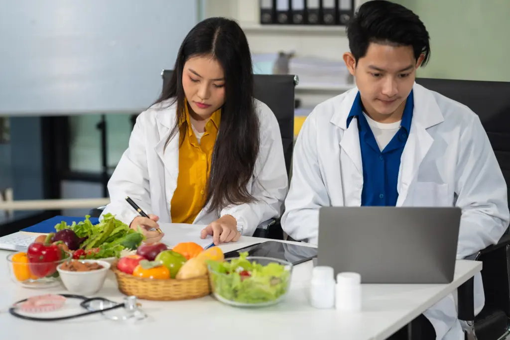 microbiologists-nutrition-specialists-molecular-analysis-in-f