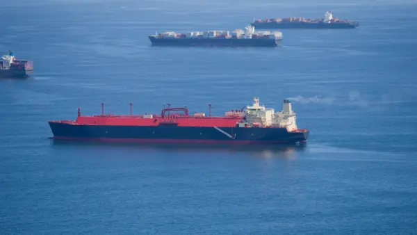 Greek Shipping Executive Warns of Energy Supply Risk as Ships Remain Trapped in Strait of Hormuz