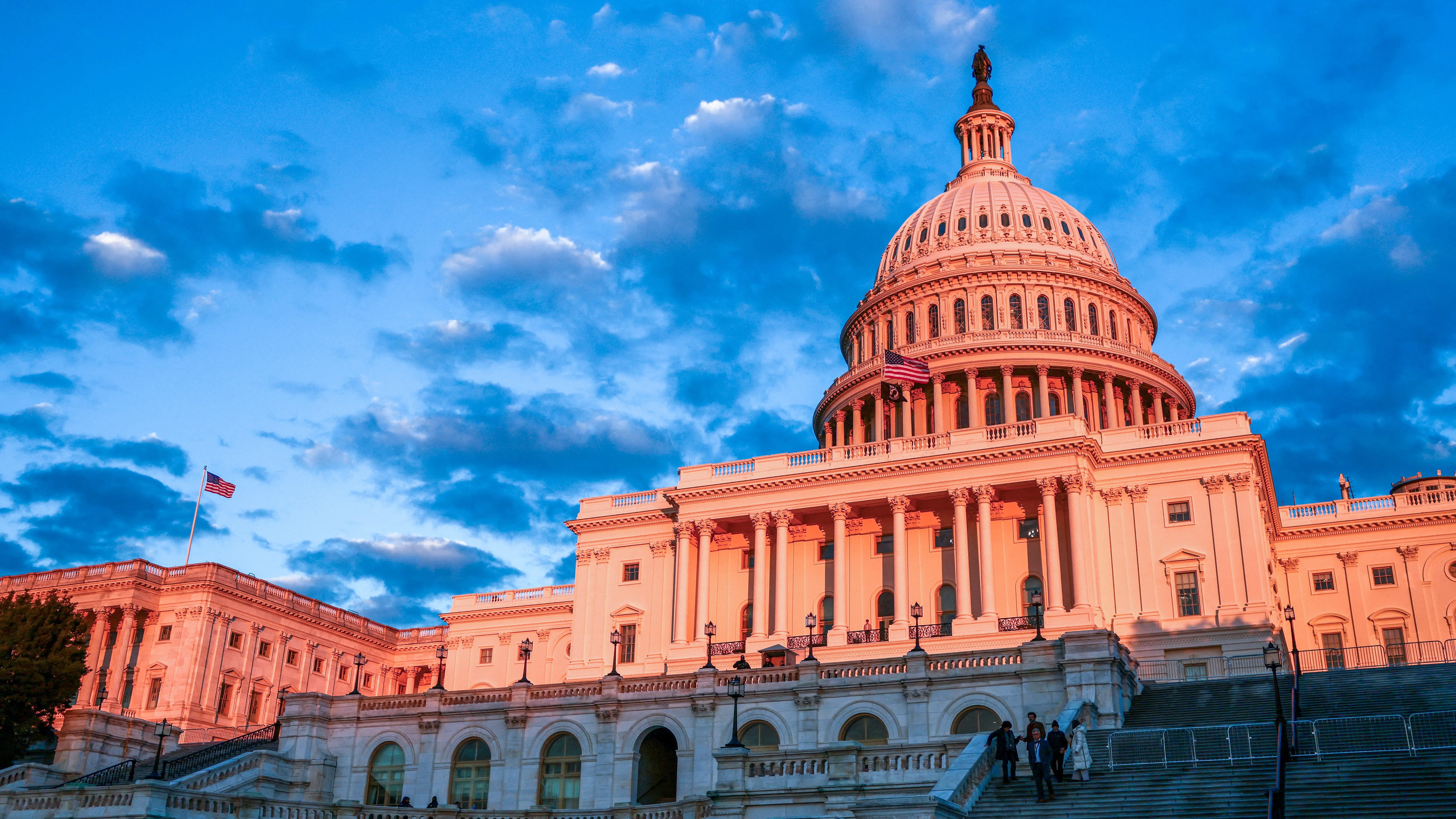 the-setting-sun-illuminates-the-u-s-capitol-building-in-washington-4
