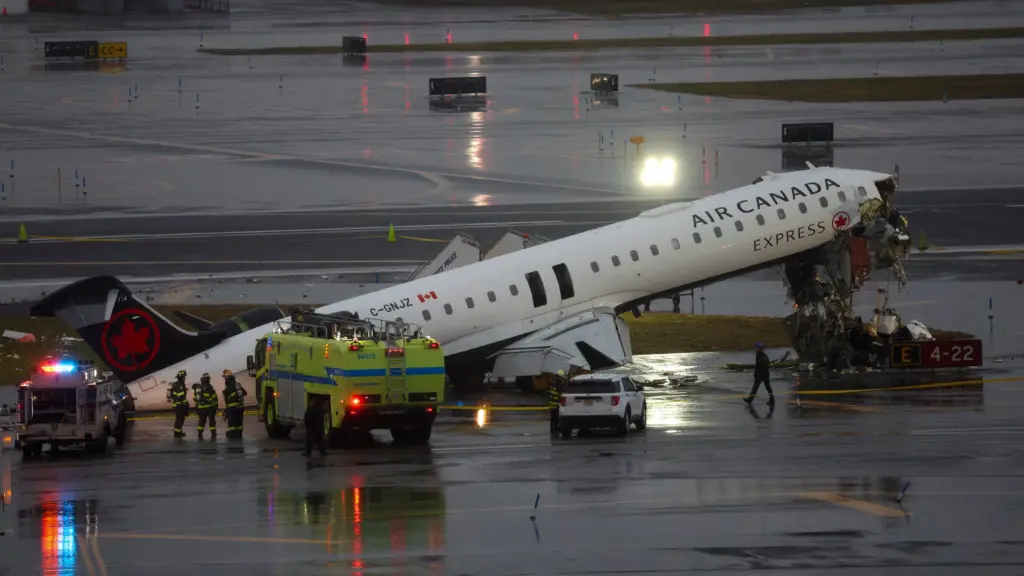 air-canada-express-jet-collides-with-a-ground-vehicle-at-laguardia-airport