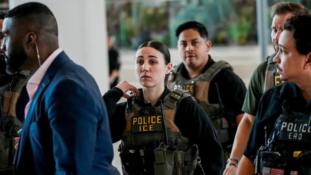 tsa-security-lines-at-laguardia-international-airport