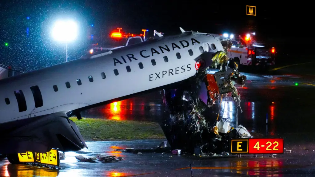 air-canada-express-jet-collides-with-a-ground-vehicle-at-laguardia-airport-2