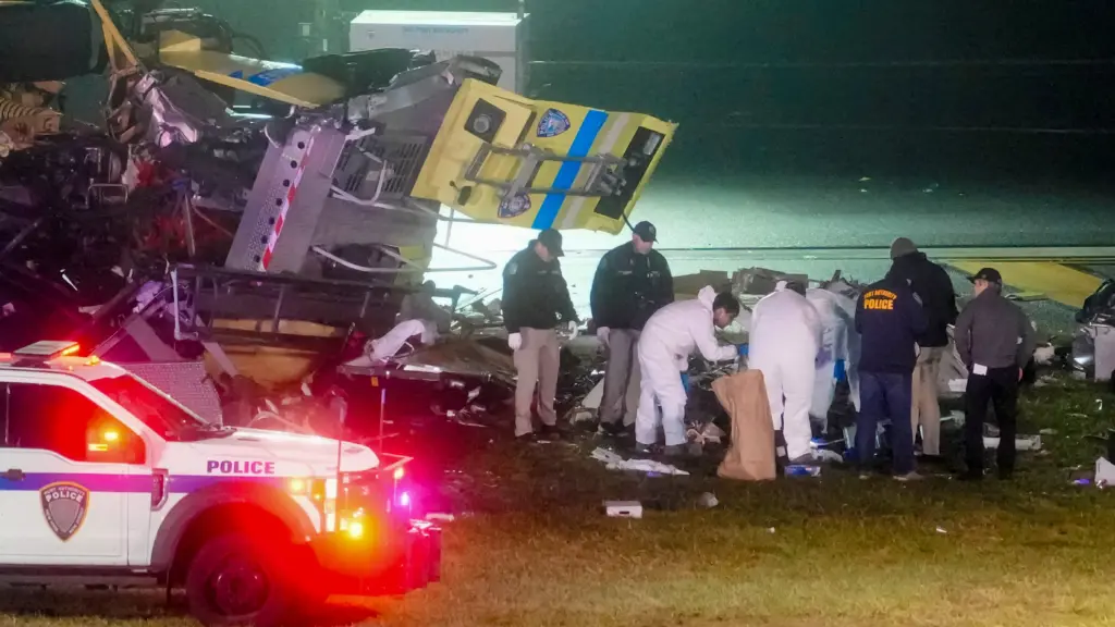 air-canada-express-jet-collides-with-a-ground-vehicle-at-laguardia-airport-3