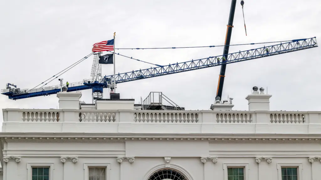 trumps-white-house-ballroom-under-construction-in-washington