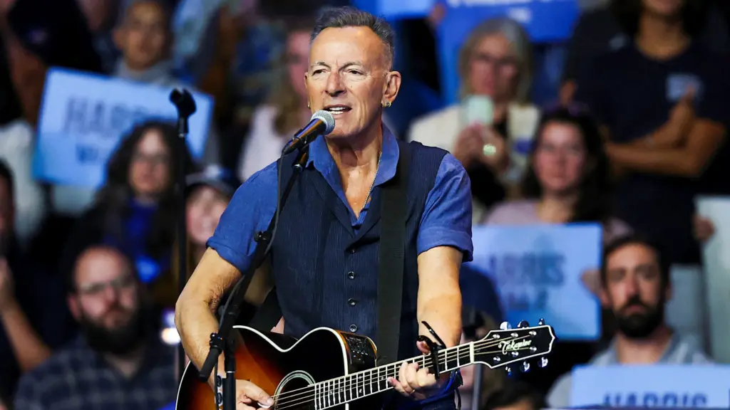 former-u-s-president-barack-obama-and-rock-star-bruce-springsteen-campaign-for-kamala-harris-and-tim-walz-in-philadelphia-4