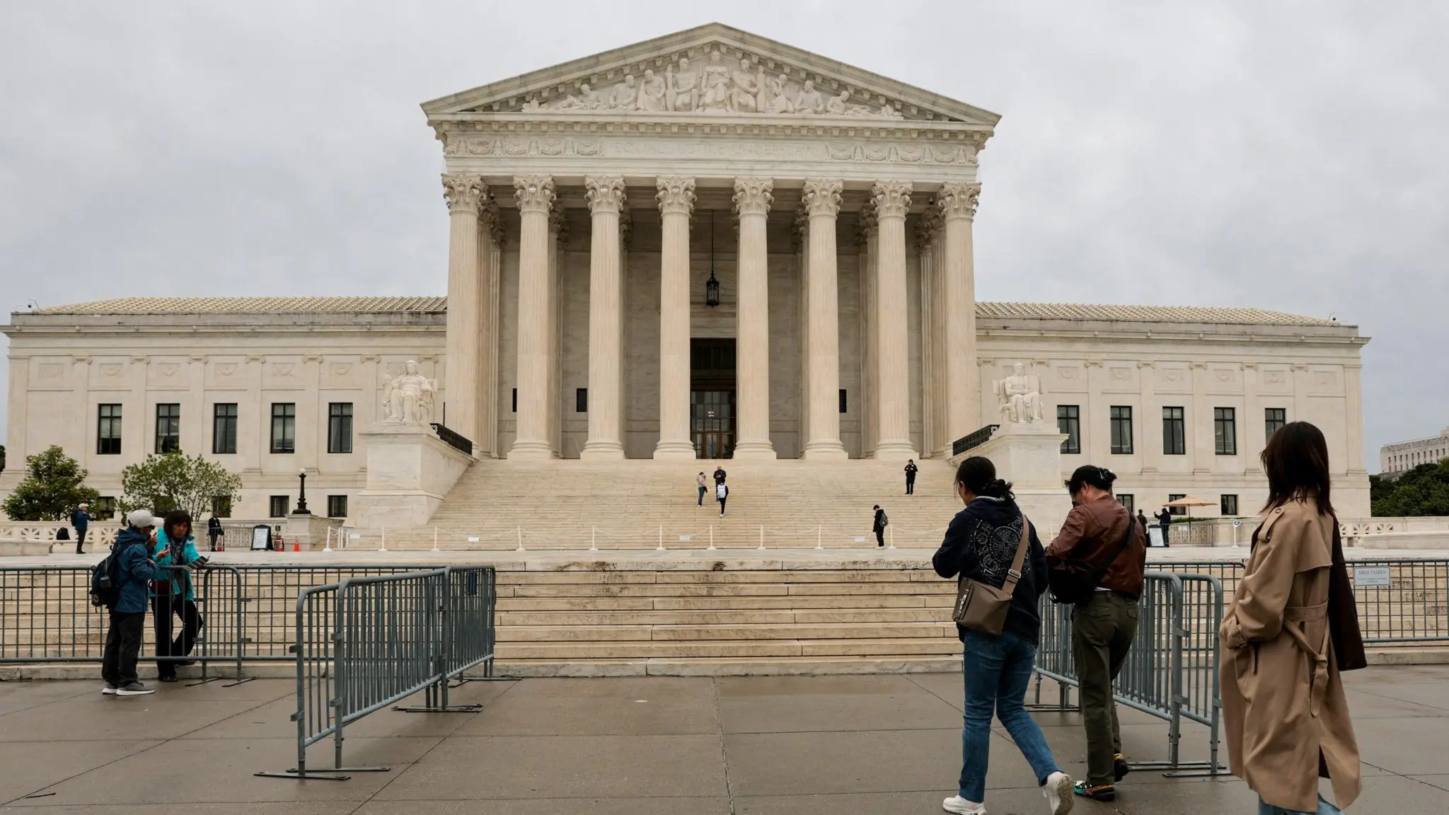 the-u-s-supreme-court-building-in-washington-2
