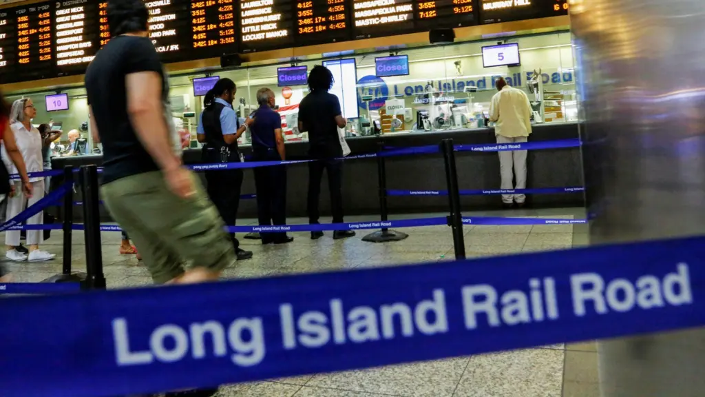 commuters-buy-lirr-tickets-at-new-yorks-pennsylvania-station-in-new-york-city-3