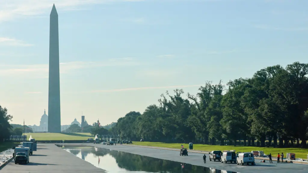 workers-refill-the-lincoln-memorial-reflecting-pool-in-washington