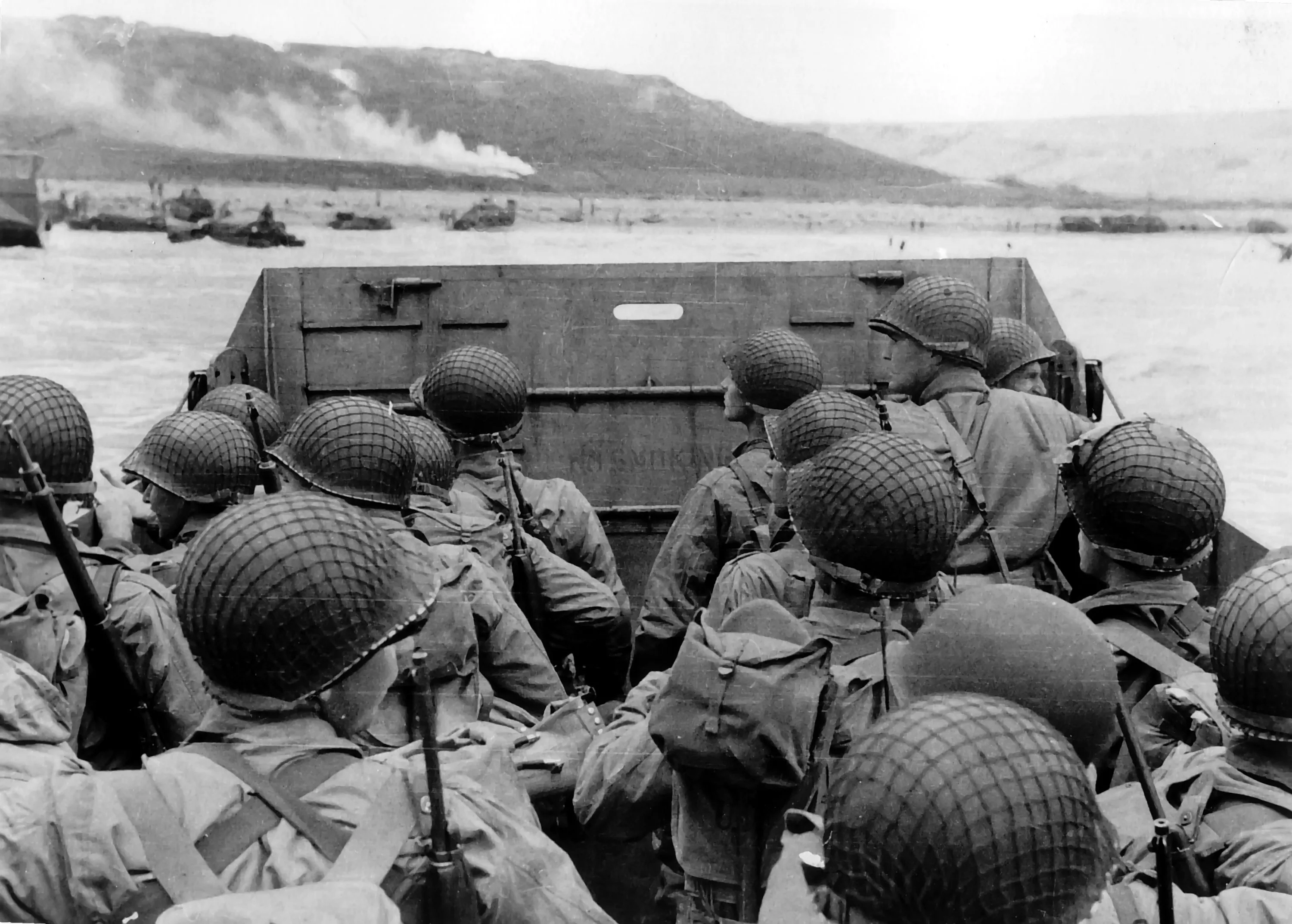 american-troops-approaching-omaha-beach-on-normandy-beach-d-day-world-war-ii
