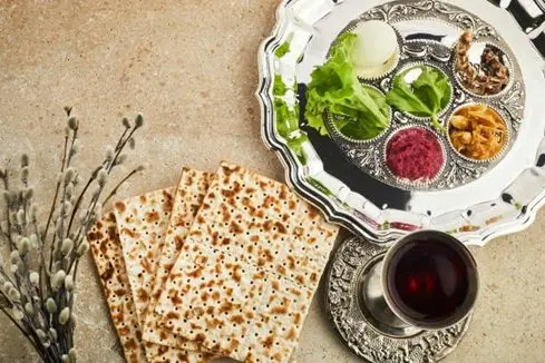 passover-seder-plate-with-traditional-food-ontravertine-stone-background