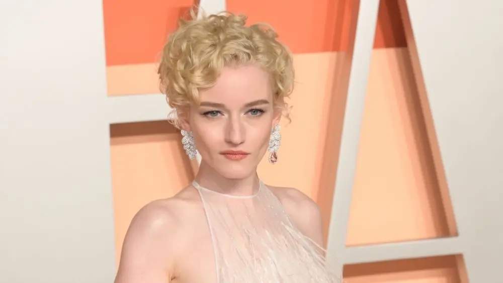 Julia Garner at the Vanity Fair Party. Los Angeles^ CA. 02MAR2025