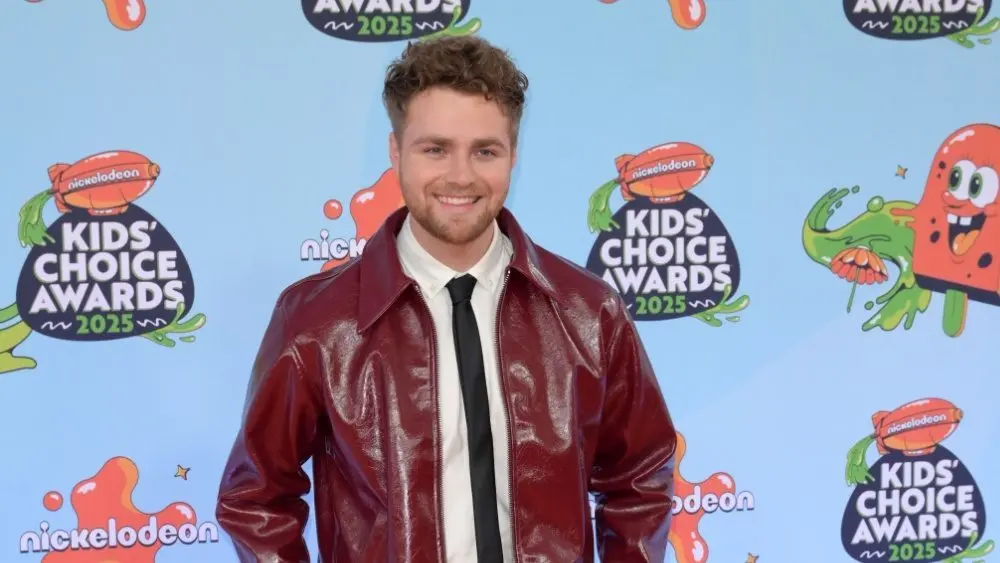 Alex Warren at the 2025 Kids' Choice Awards at Barker Hanger. SANTA MONICA^ USA. June 21^ 2025