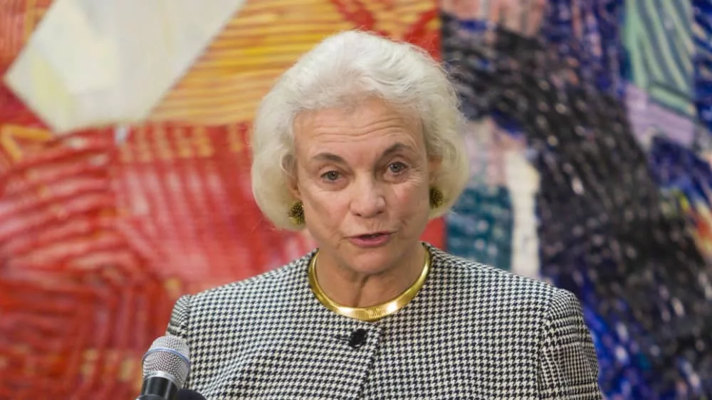 Supreme Court Justice Sandra Day O'Connor speaks to jurors at American Bar Association's American Jury Initiative at Moultrie Courthouse^ 2004