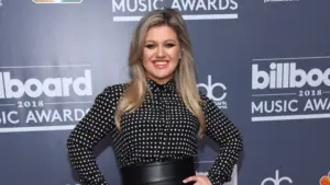 Kelly Clarkson arrives for the 'Kelly Clarkson photo call for the 2018 Billboard Music Awards on May 17^ 2018 in Universal City^ CA