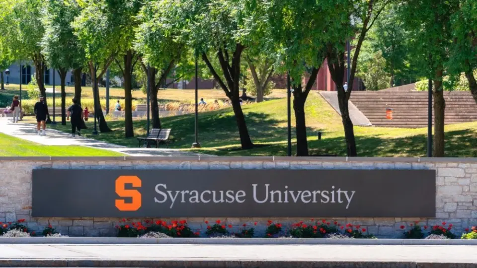 Close-up view of Syracuse University signage. Syracuse University is a private research institution located in Syracuse^ New York. Founded in 1870 Syracuse^ NY - Aug 18^ 2025