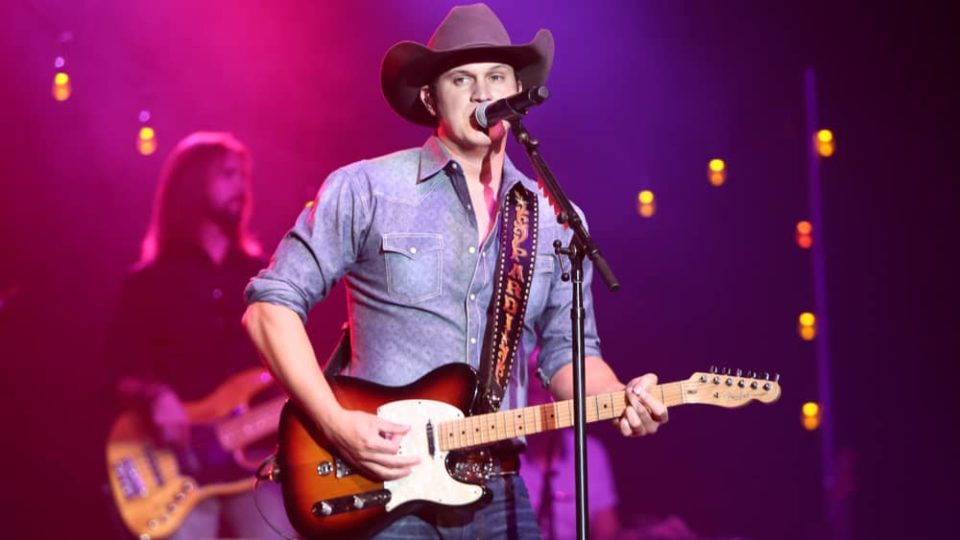 Jon Pardi debuts video for his single "Tequila Little Time" WMIX