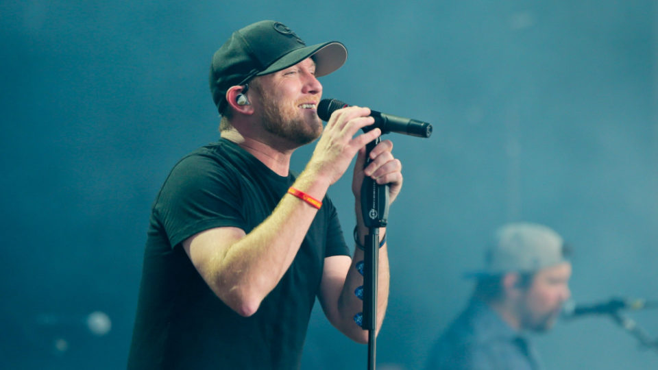 Cole Swindell and Jo Dee Messina team up for 'She Had Me At Heads