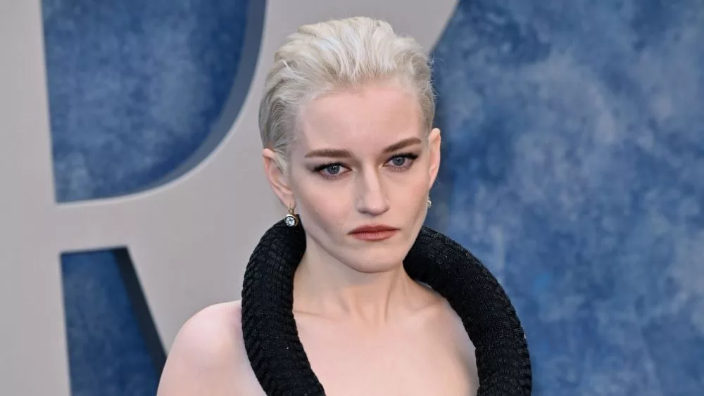 Julia Garner at the 2023 Vanity Fair Oscar Party at the Wallis Annenberg Center BEVERLY HILLS^ CA. March 12^ 2023