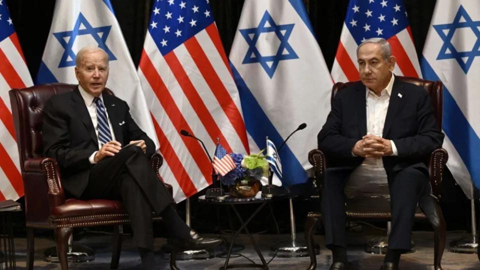 US President Joe Biden (L) and Israel's Prime Minister Benjamin Netanyahu as he joins a meeting of the Israeli war cabinet in Tel Aviv on October 18^ 2023^ battles between Israel and Hamas