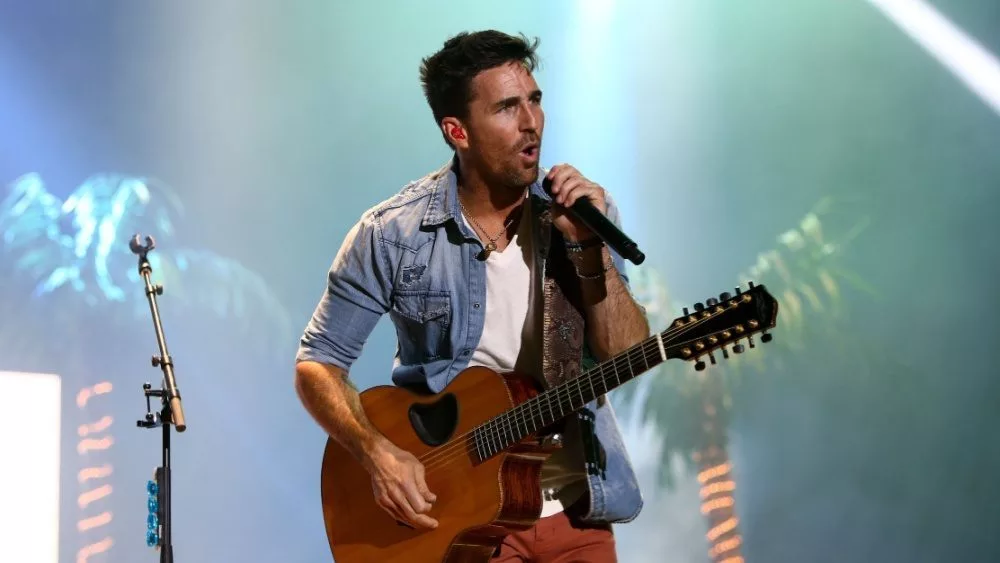 Jake Owen performs onstage at the Runaway Country Music Fest at Osceola Heritage Park on March 18^ 2016 in Kissimmee^ Florida.