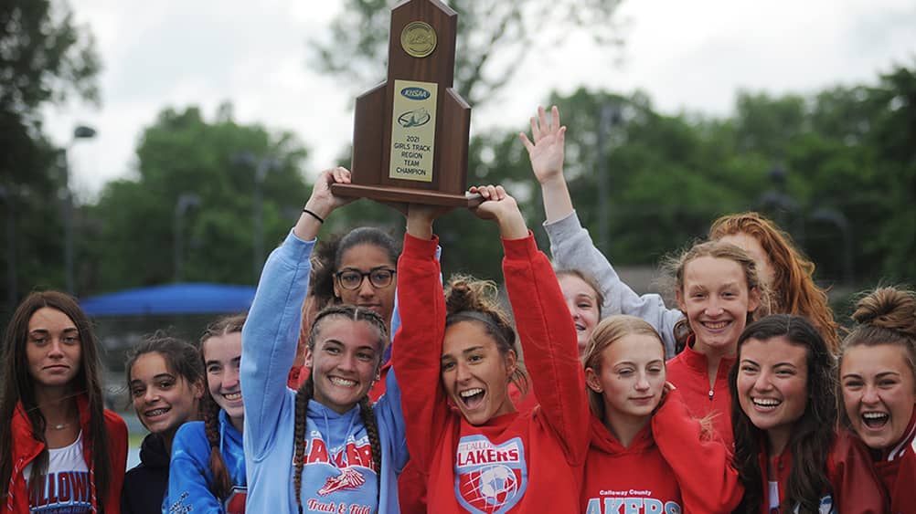 lady-lakers-with-trophy