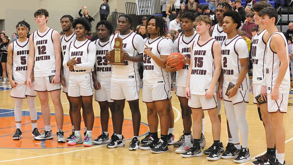 maroons-with-trophy-2