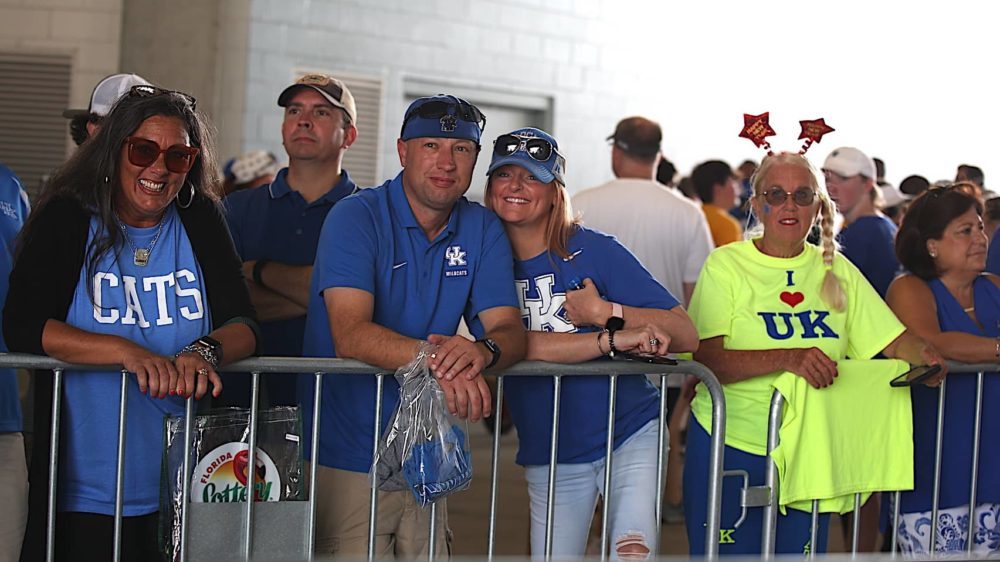 fans-cheering-in-the-tunnel