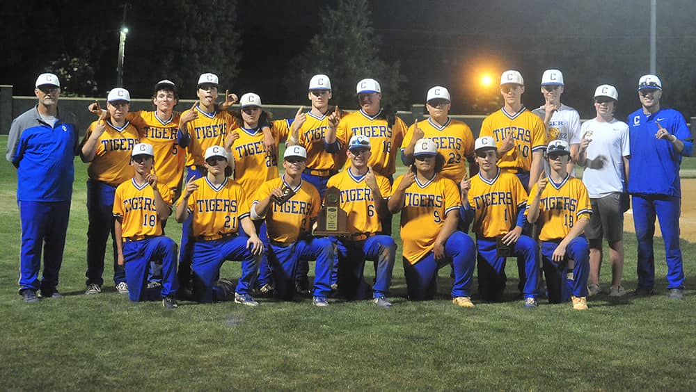 tigers-with-trophy