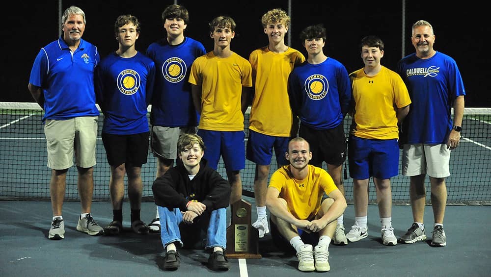 tigers-with-tennis-trophy