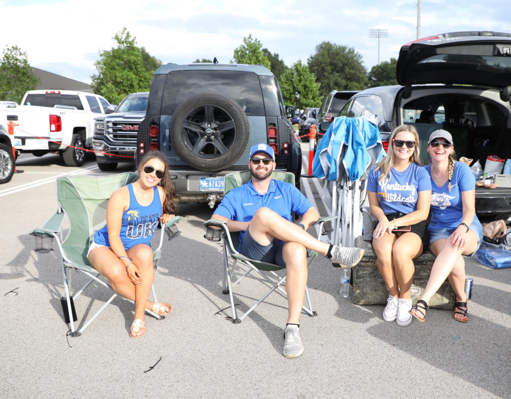 Photo: Fans Play Football during Tailgating - KCP20230121116 