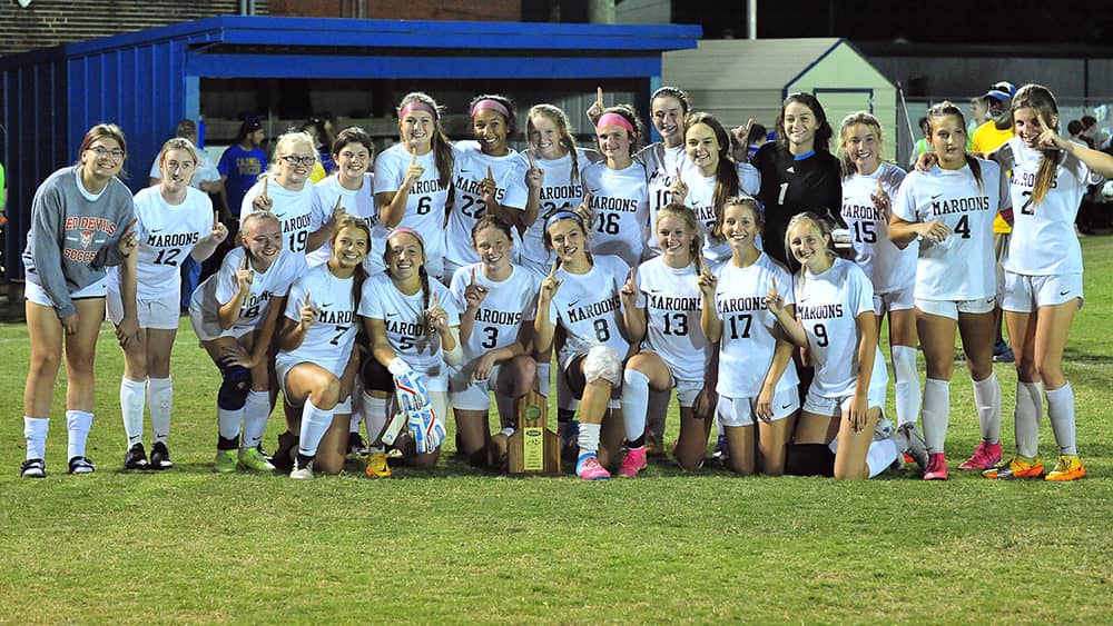 lady-maroons-with-trophy-4