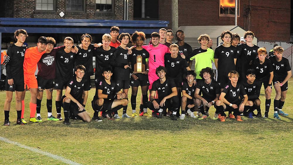 madisonville-maroons-with-trophy