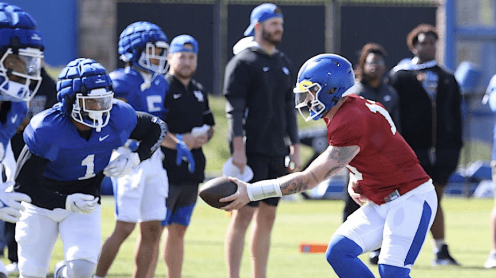 Devin Leary, Ray Davis lead Kentucky over Akron Zips