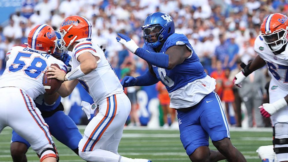 walker-pressures-qb-2